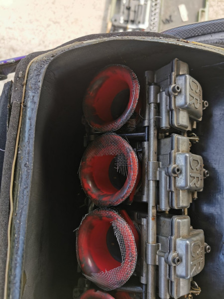IMG_20220829_141549.jpg (381.02 KiB) 49239 mal betrachtet Die Airbox und ein Merke: kleines Edelstahlgewebe nützt nix, wird gefressen vom Motor)