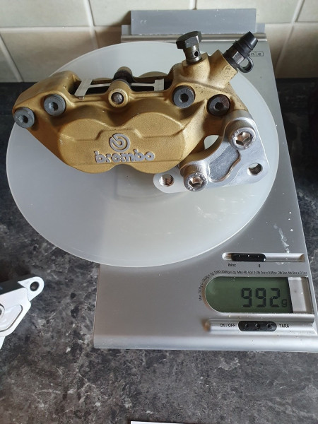 Bremszange mit Belägen und Adapter