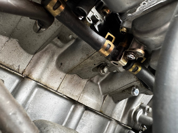 In diesem Bild sieht man die Synchronisierungsöffnungen. Bei zyl. 2 steckt der Schlauch noch und bei Zyl. 4 hatte ich die Schlauchtülle bereits ersetzt durch eine Schraube.