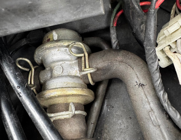 Hier sieht man das „Ventil“, das ich beschrieben habe, was mit der synchronisierungsöffnung von Zylinder 2 verbunden ist. Es sitzt eigentlich ziemlich genau hinter dem Lenkkopflager